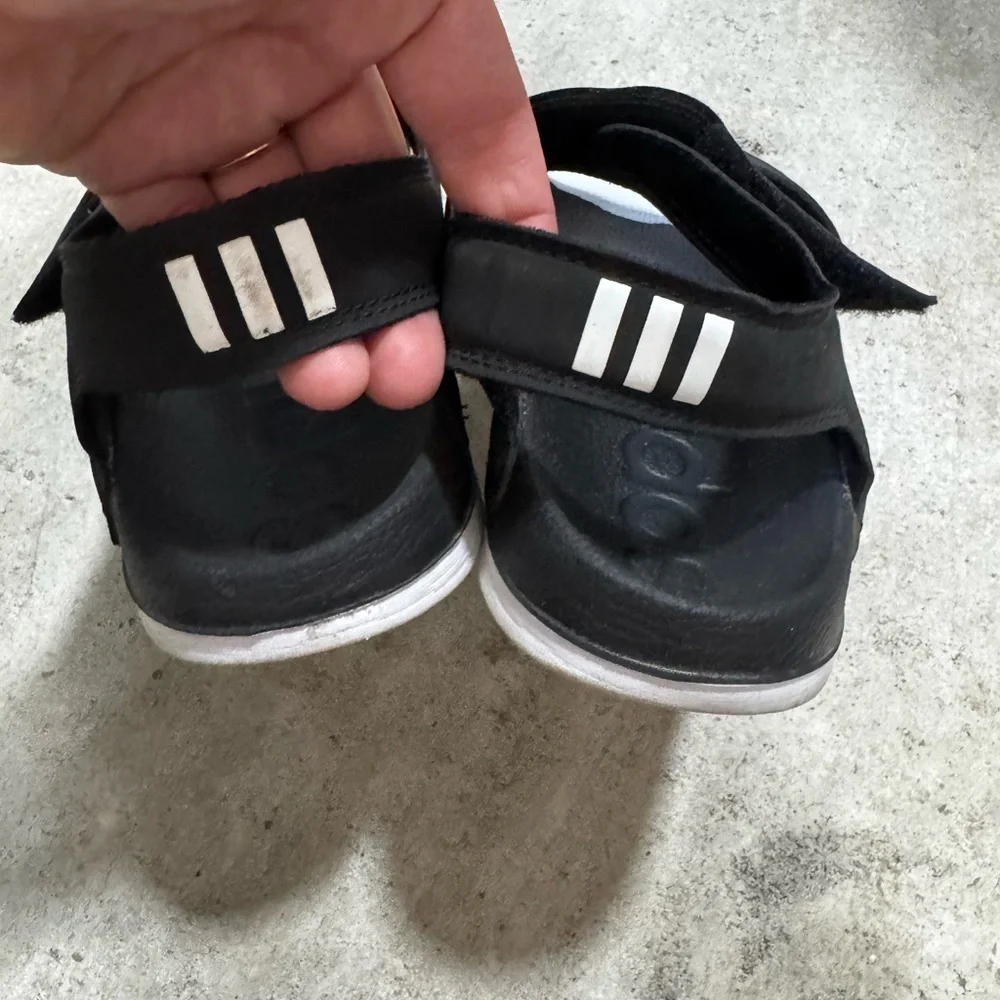Adidas women’s size 7 sandals black and white Velcro strap - Picture 5 of 7